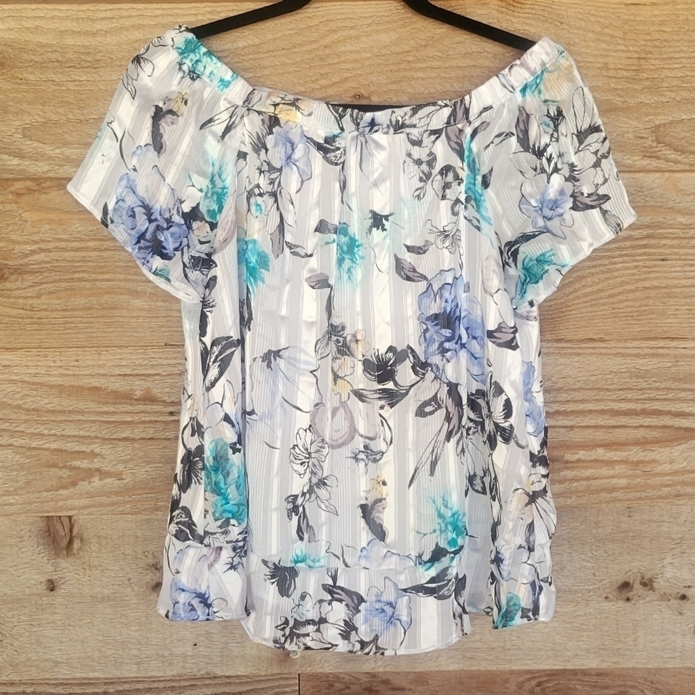 White House Black Market White Floral Top Metallic Threading Size XSmall
